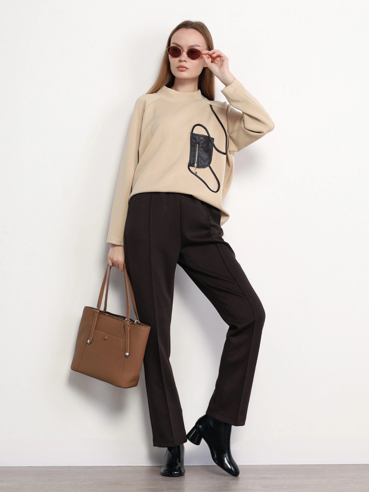 Брюки трикотажные темно-коричневого цвета с эластичным поясом